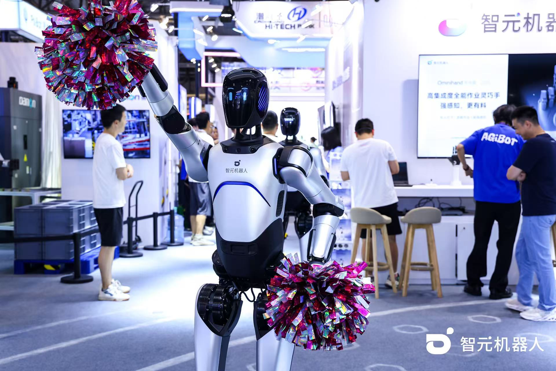 开云机器人 WAIC 首日展台火爆，机器人家族集体打工忙不停
